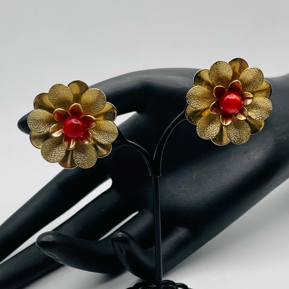 Vintage Sarah Coventry Exotic Flower Clip Earrings Gold Tone Red Moonglow Center - Picture 1 of 12
